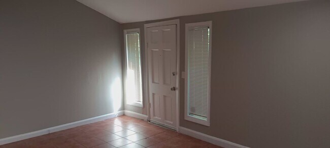 Building Photo - Hawthorne Duplex and Back House