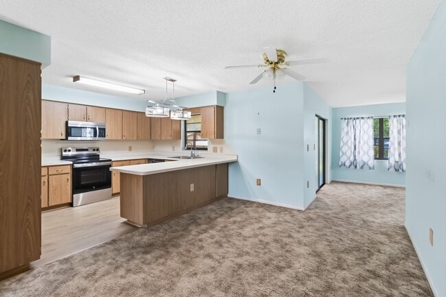 Building Photo - Charming 2/2 Spacious Home with/ 1 Car Garage in St. Cloud Close to the Lakefront Park