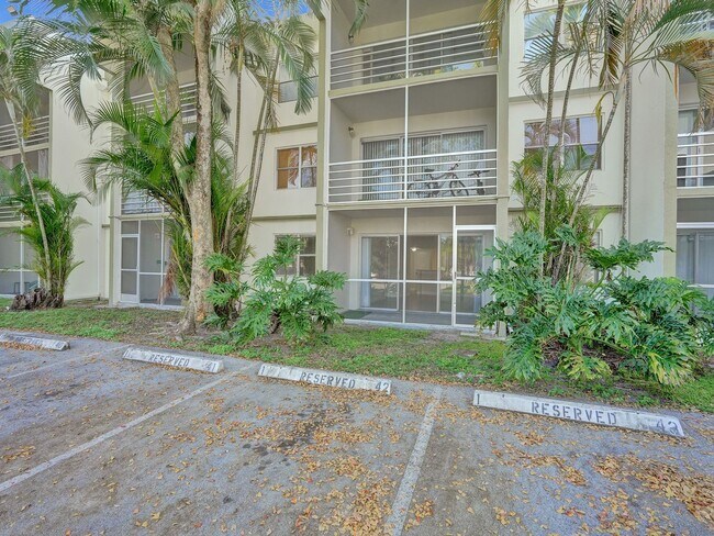 Building Photo - Renovated & Updated 2 Bed/2 Bath Condo with Patio – Prime Springcrest Location!