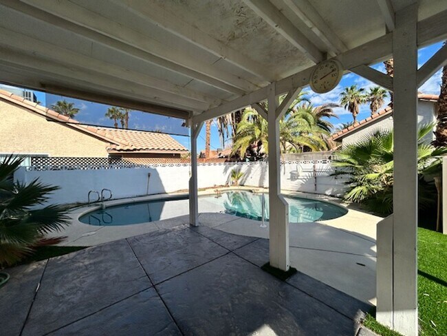 Building Photo - STUNNING 4 BEDROOM 3 BATH, 2 STORY HOME WI...