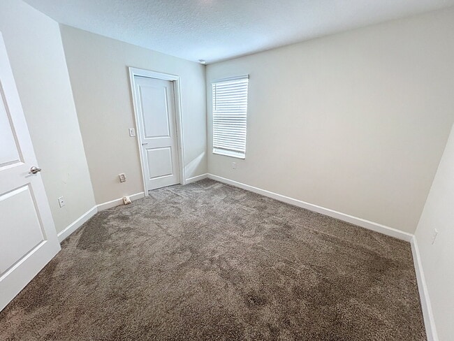 Building Photo - Spacious three-bedroom, two and a half bath home in Moss Park!