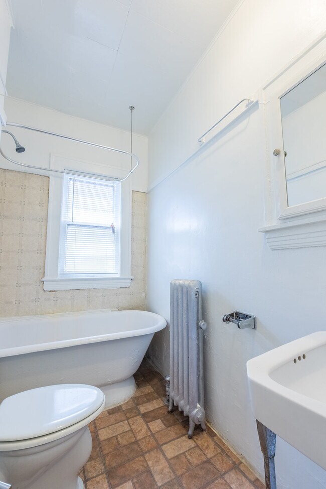 W 101 Bath - 7006 Detroit Apartments & Lakewood Area