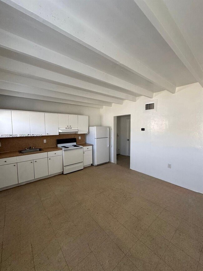 Building Photo - 320 SW 11th Ave