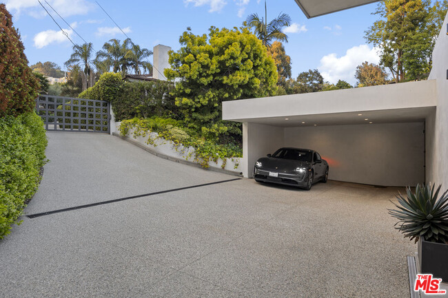 Building Photo - 9960 Beverly Grove Dr Dr