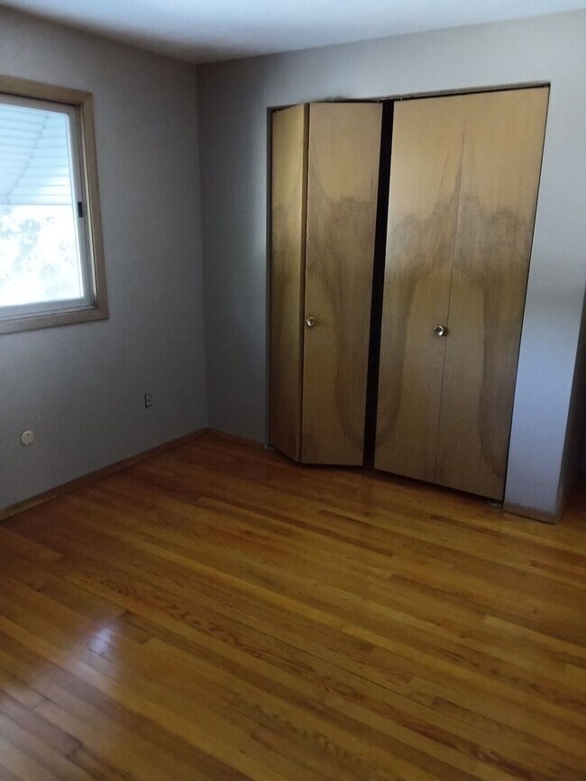 Building Photo - Spacious Lakeshore Living – 3-Bedroom Duplex with Charm & Convenience