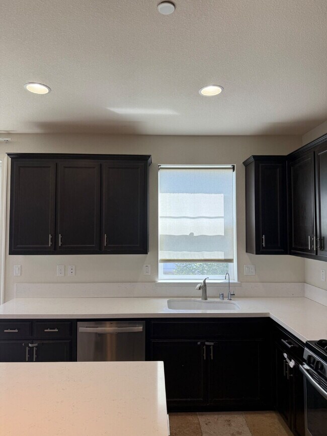 Building Photo - Gorgeous 4 Bed/4 Bath End Unit Condo with ...