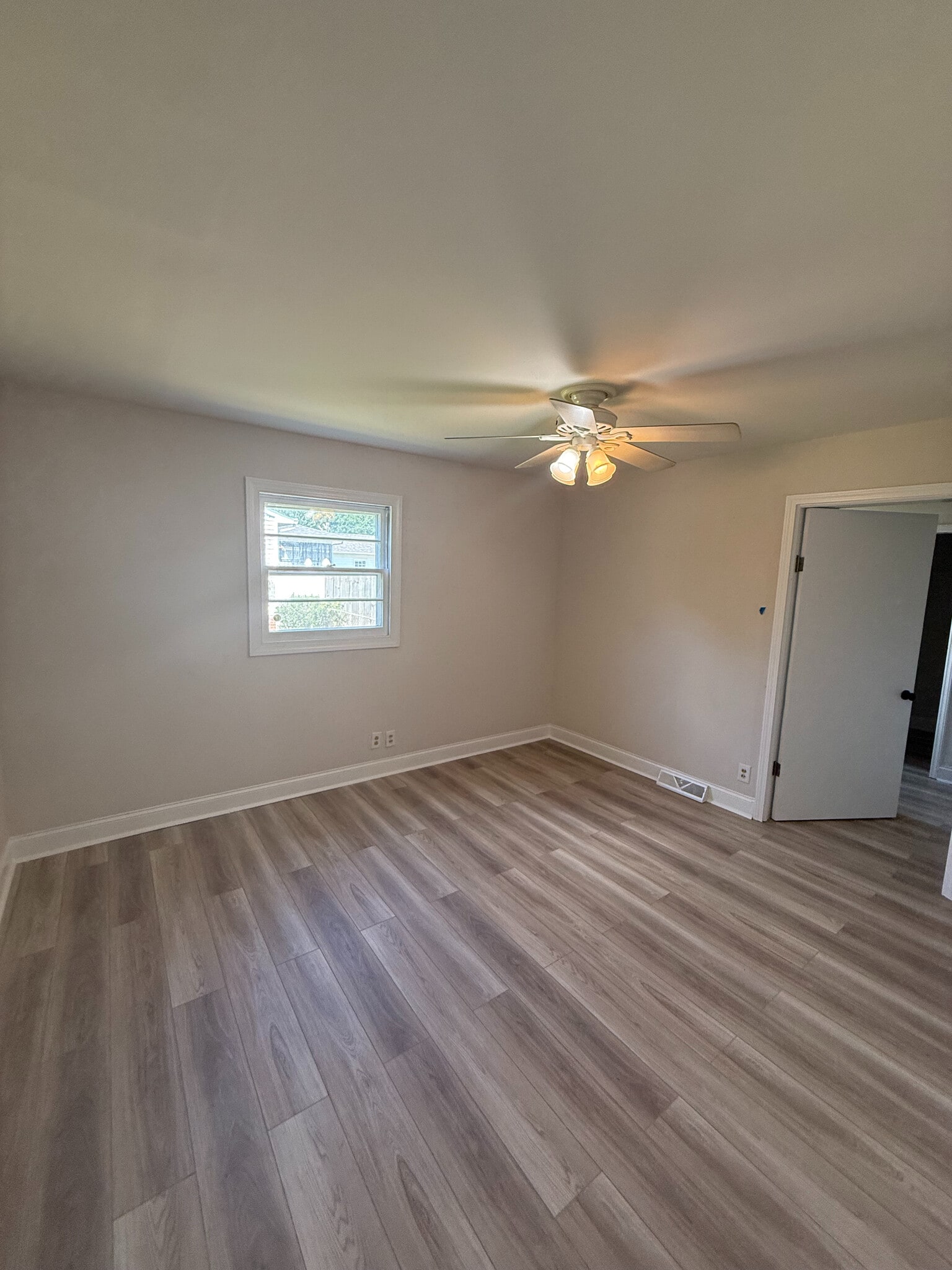 Building Photo - Room in House on Hand Cir