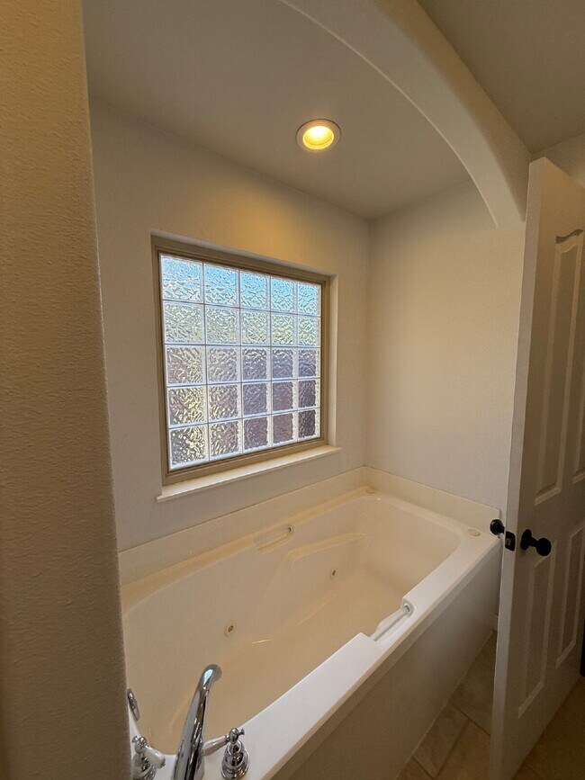 Building Photo - Spacious 3 BR with a fenced in backyard