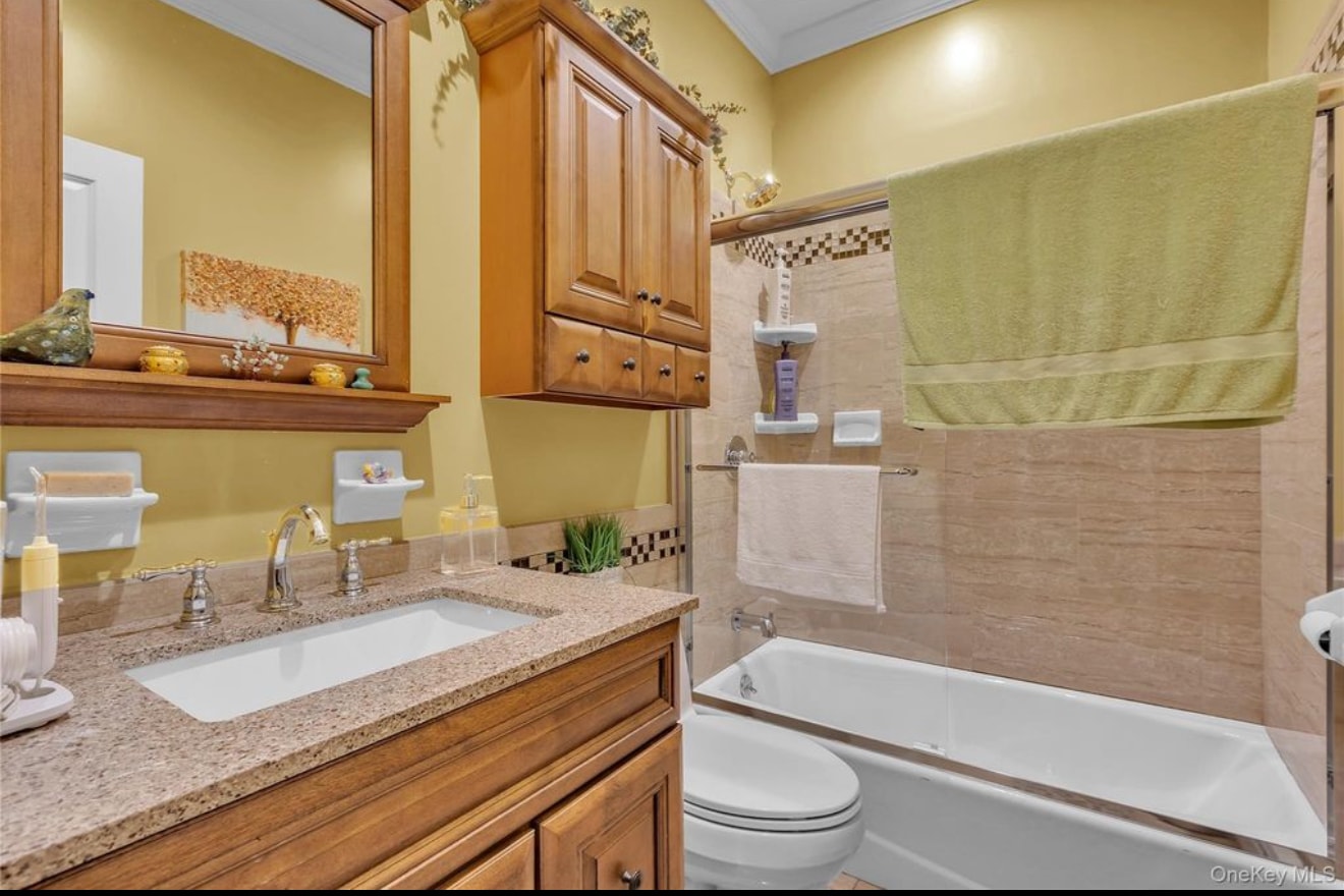 Building Photo - 150 S 6th Ave