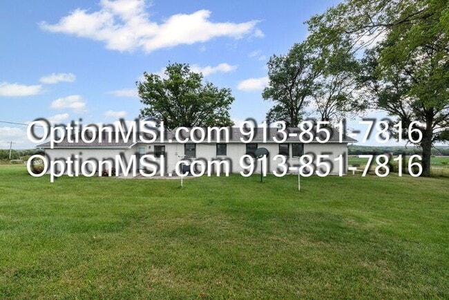 Building Photo - Spacious and move in ready!