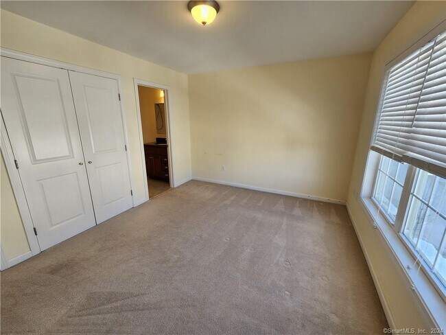 Building Photo - 13 Oak Branch Dr