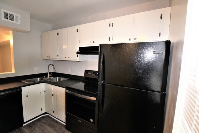 Building Photo - 2 Bedroom Townhome in Cotswold!