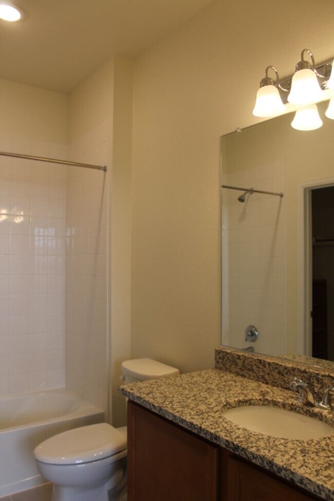 Building Photo - Chatfield Bluffs Condo w/ 3 BR/3 BA!!