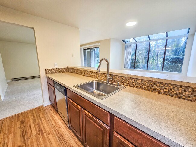 Building Photo - Coming Soon. Floor Level 2bed/2bath condo....