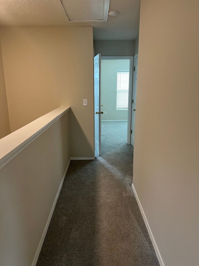 Building Photo - Spacious 3BR/3BA Townhome in Kiskadee Parke