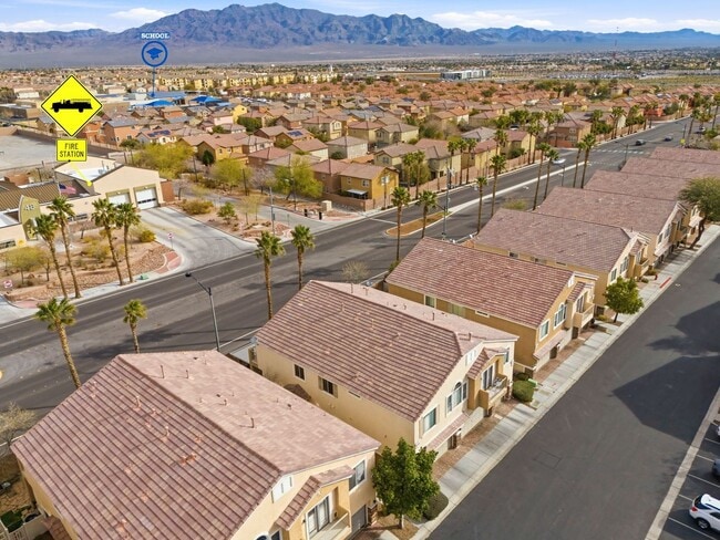 Building Photo - GORGEOUS TWO STORY TOWNHOME IN LAS VEGAS