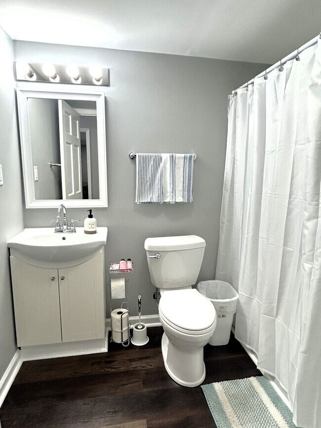 Building Photo - 512 S 6th St