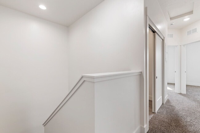 Building Photo - "Discover Comfort & Style: Spacious 3-Bed,...