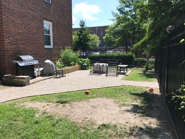 Building Photo - 821 Brandon Ave