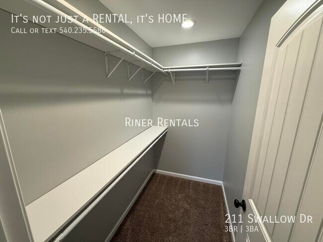 Building Photo - 211 Swallow Dr