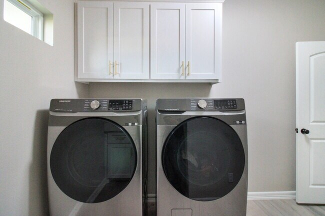 Building Photo - "Luxurious 4-Bed Oasis with Pool & 3.5 Baths in McAllen's Prime Locale!"