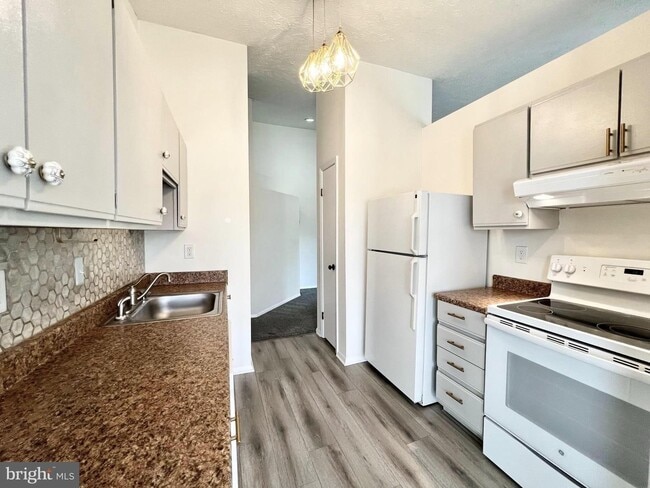 Building Photo - Beautiful Updated 2 bd 2 bth Penthouse Con...