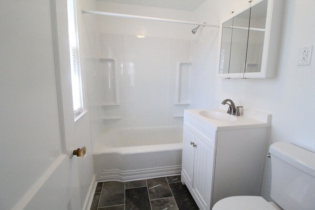 Building Photo - One Bedroom Duplex in North Kansas City