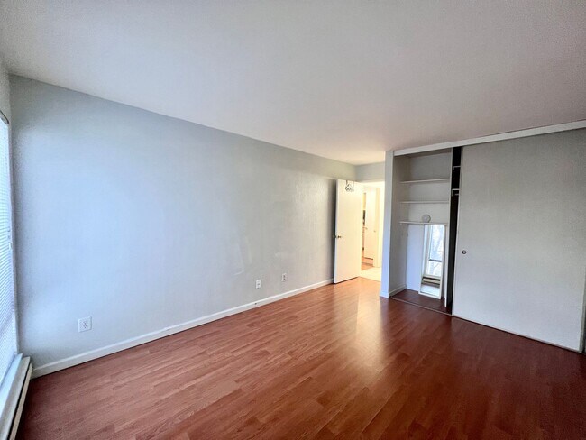 Building Photo - Spacious 1 bedroom with wood laminate floo...