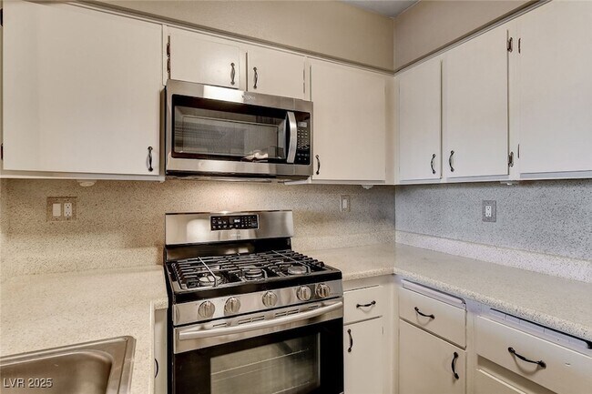Building Photo - 1544 Hialeah Dr