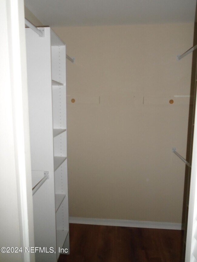 Building Photo - 6137 Island Forest Dr