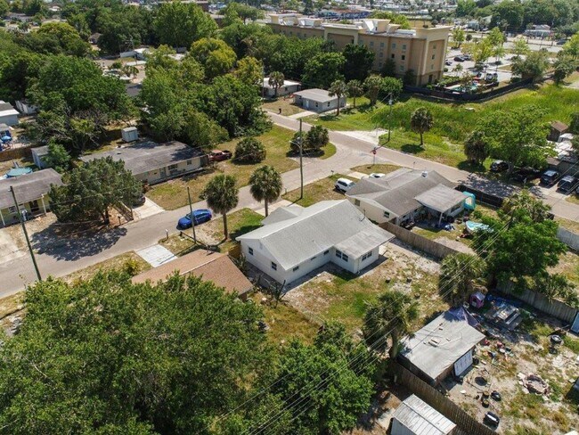 Building Photo - JUST REDUCED!!  Completely upgraded 3/1 1196 Sq. Ft. with recently renovated bathroom and kitchen...