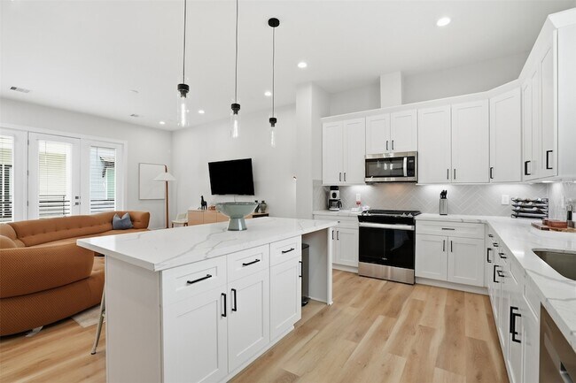 Building Photo - 2306 Hoskins Dr