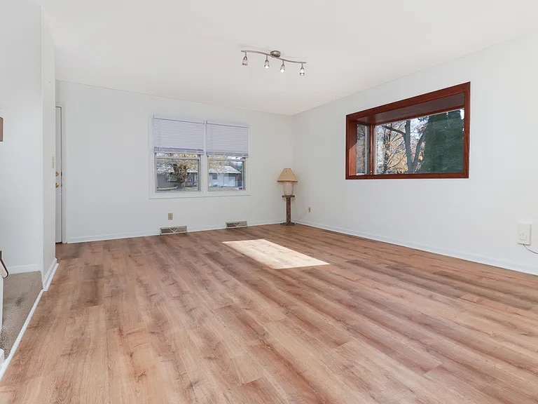 Building Photo - 913 S Linden St