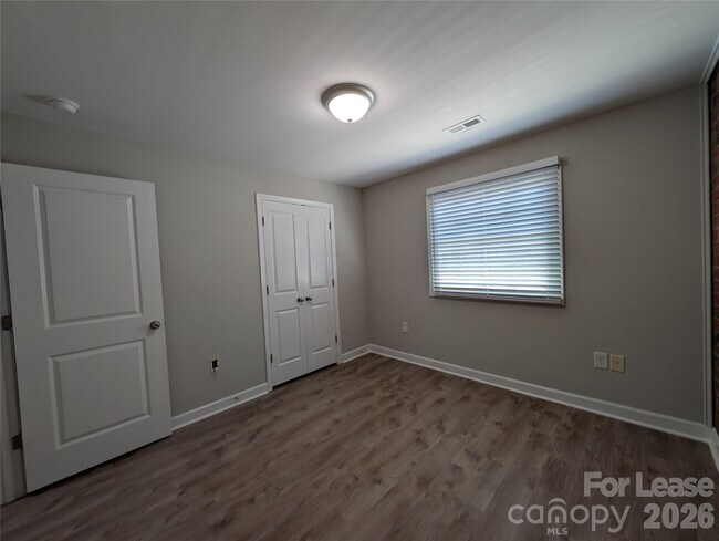 Building Photo - 1215 Green Oaks Ln