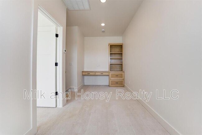 Building Photo - 1007 River View Dr