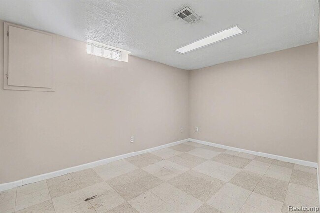 Building Photo - 39024 Faith Dr