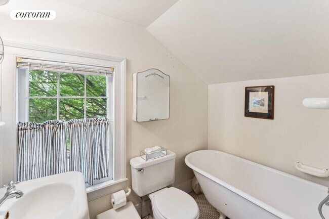 Building Photo - 148 Jermain Ave