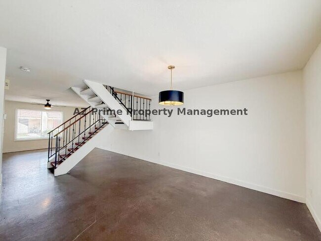 Building Photo - 4440 W Solano Dr N
