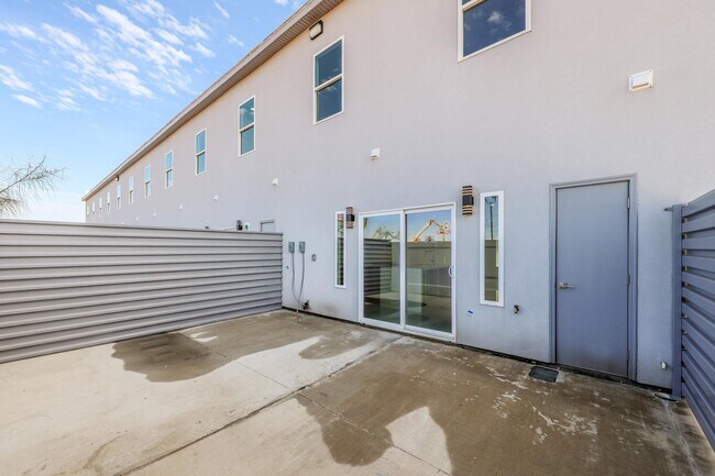 Building Photo - 1011 Emerald Valley Dr