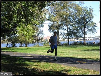 Building Photo - 2425 Huntington Park Dr