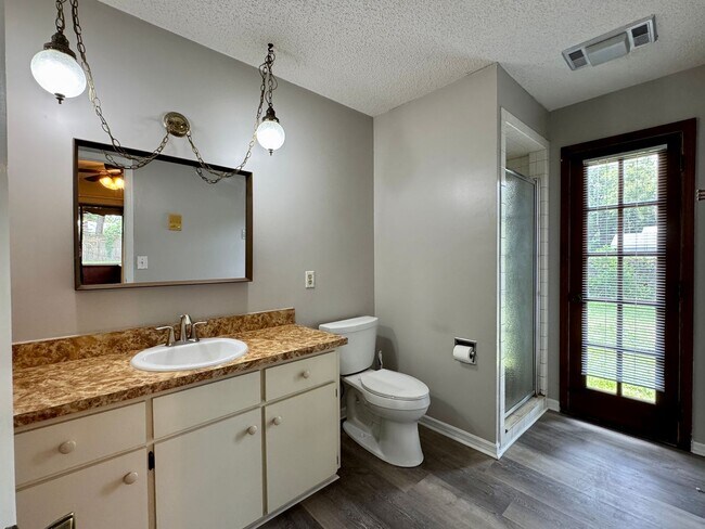 Building Photo - Fantastic 3/2 Sorrento Home with HOA!