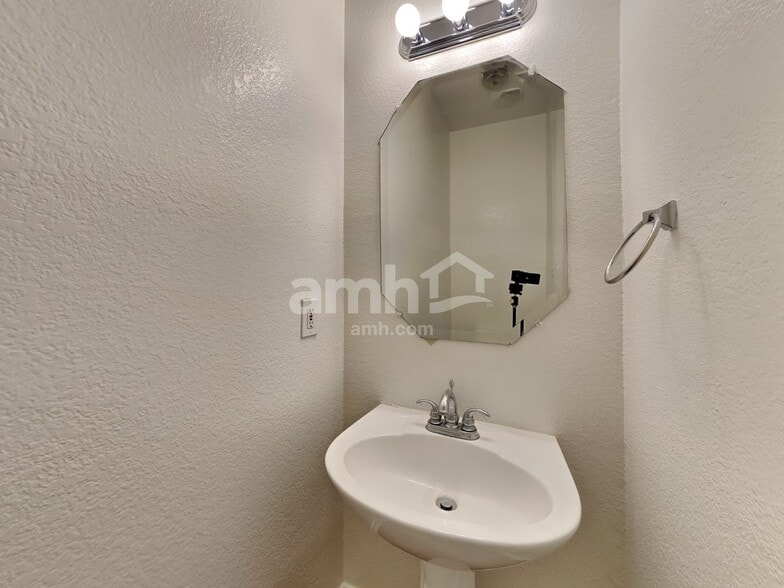 Building Photo - 1137 Boxwood Dr