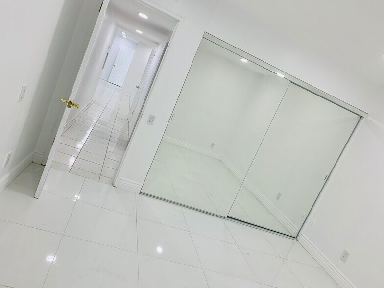 Building Photo - 5301 Balboa Blvd