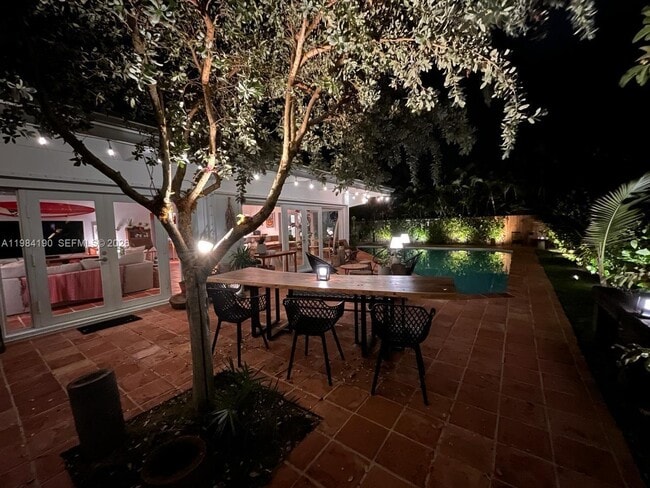 Building Photo - 240 Greenwood Dr