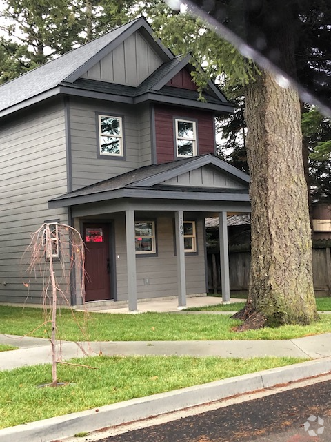 Building Photo - 1109 Spruce St