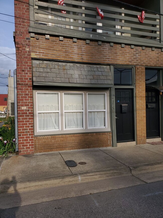 Building Photo - Charming and Modern 1BR/1.5BA Downtown Apa...