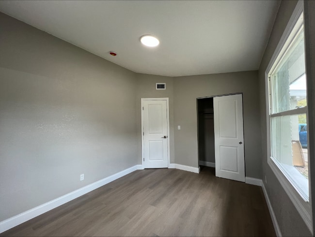 Building Photo - 3235 Oakley Ave S