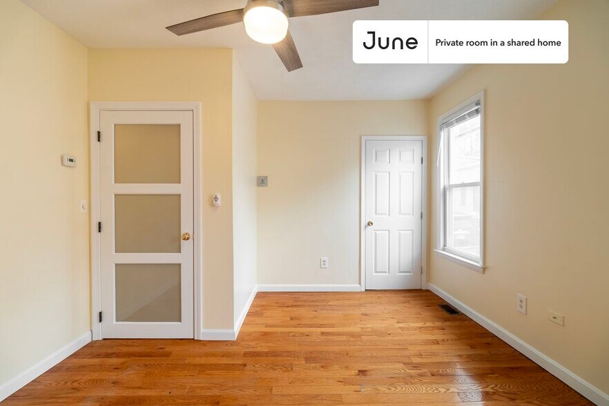 Building Photo - Private bedroom in 3 bed/2 bath Home