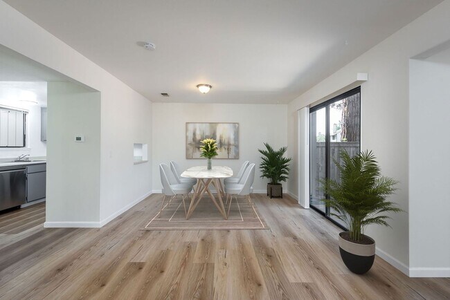 Building Photo - Westland Estates 2 Bedroom 2.5 Bathroom Condo