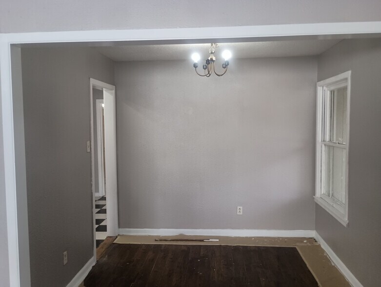 Building Photo - Room in Single Family Home on Nash Blvd